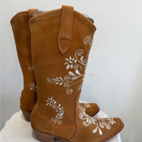 Elegant Suede and Floral Embroidered Caramel Heeled Boots NIB Size 10.5 - Picture 8 of 12